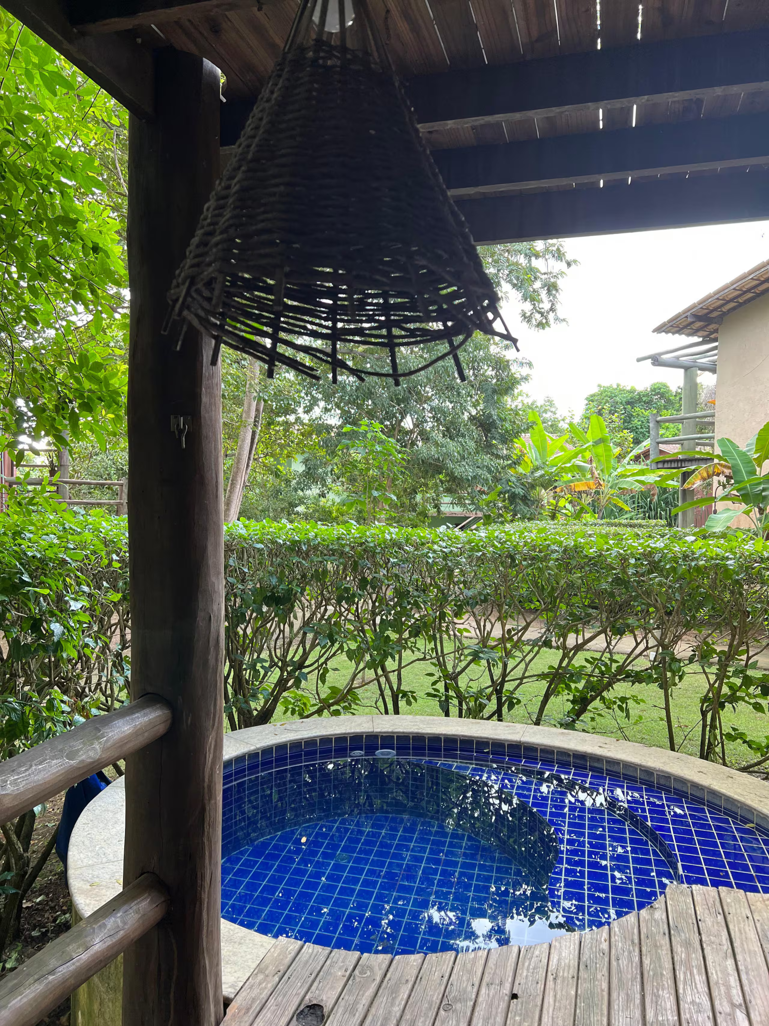 Jacuzzi privativa entre a vegetação no Caju D3
